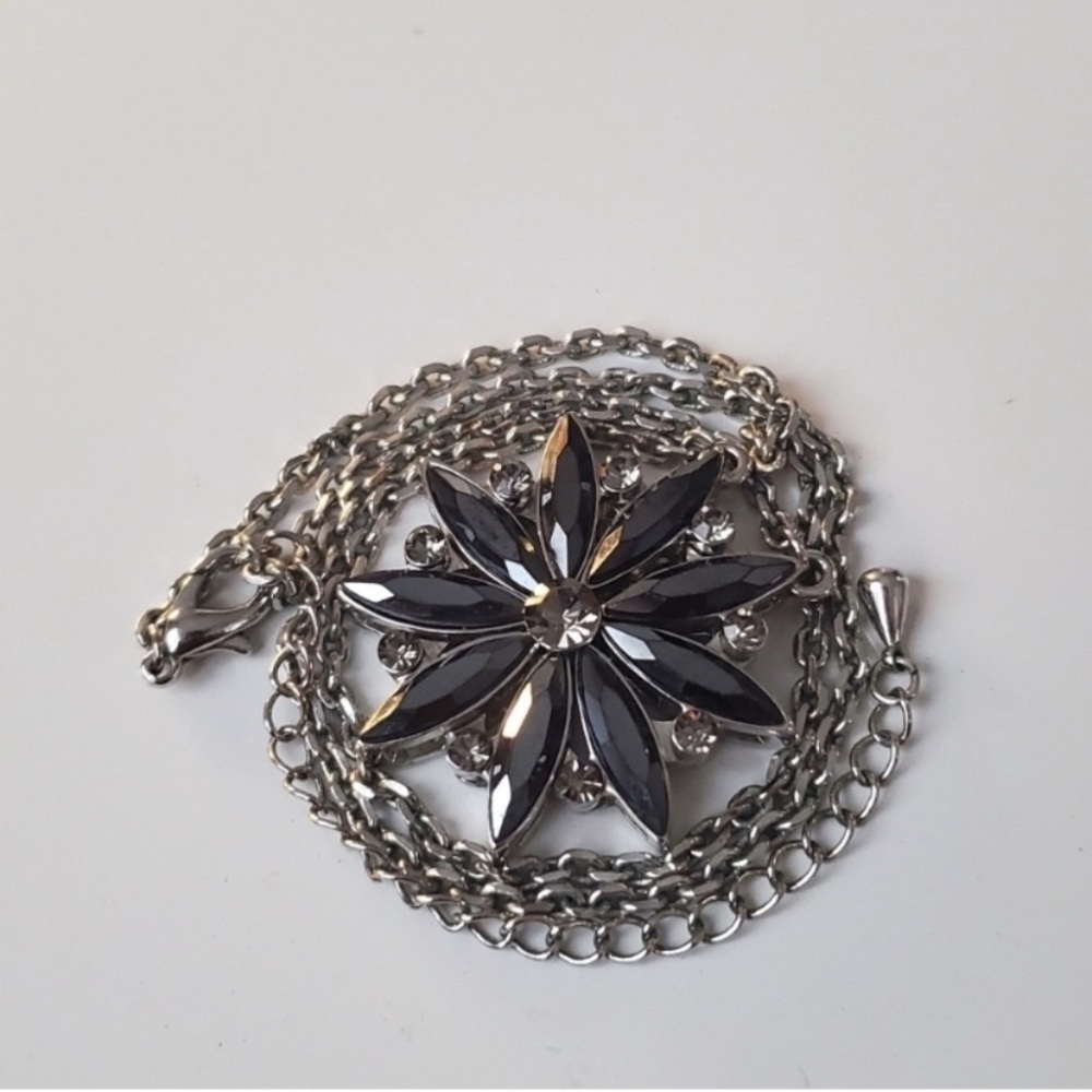 Daisy flower Patterned open and close Pendant Necklace